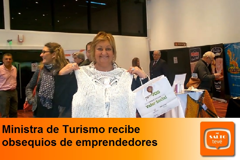 Ministra de Turismo recibe obsequios de emprendedores
