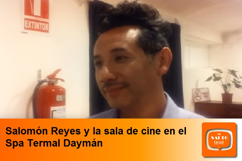 Salomón Reyes y la sala de cine en el Spa Termal Daymán