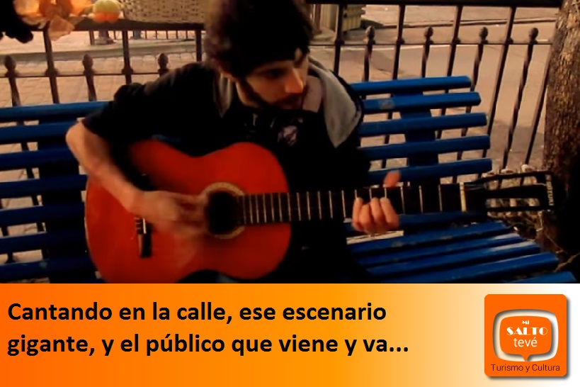 Cantando en la calle, ese escenario gigante, y el público que viene y va…