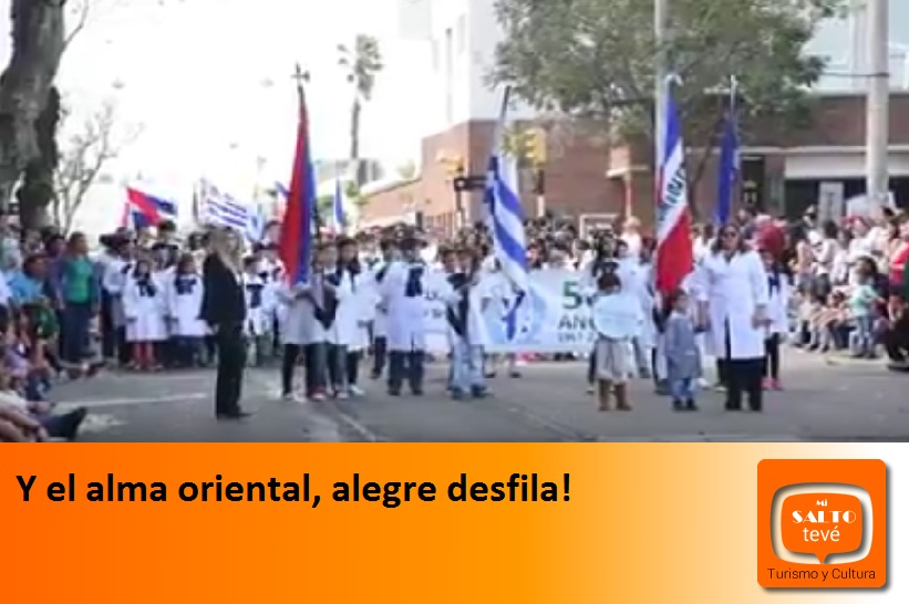 Y el alma oriental, alegre desfila!