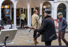 Los Stones en la cola del BPS a la cola, piano!!!