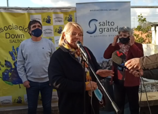 Familia, Cavani, en un momento feliz de la Asociación Down de Salto.
