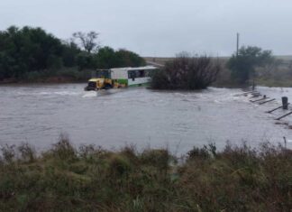 Intendente de Salto junto al diputado Álvaro Lima reconocieron a funcionarios que rescataron un ómnibus en Paso del Sauce