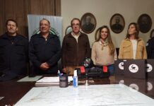 Directivos de la Agropecuaria y del CCIS entregaron focos lumínicos a la policía rural