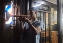 Un músico desata contagiante melodía y el viento la mece y disfruta…