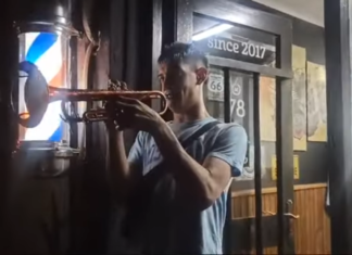 Un músico desata contagiante melodía y el viento la mece y disfruta…