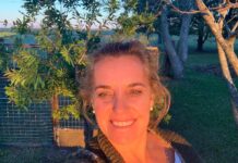 Marcela Fontes Inspectora Departamental hablando sobre presentación de Equipamiento de Calistenia