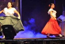 las bailarinas planean en majestuosos giros, por el cielo de la canción….