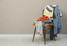 Por qué acumulamos ropa en una silla y qué significa, según la psicología