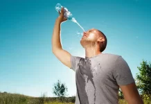 Beber 2 litros de agua al día, el impacto real en tus riñones y tu salud