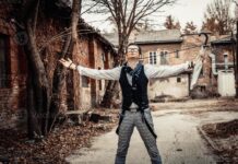 Crisanto, el actor callejero que convierte la esquina en un escenario de misterio y arte