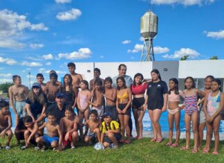 CECOED y Descentralización entregaron calzados a niños de la Piscina de Rincón de Valentín