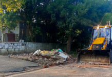 Gobierno de Salto demolió estructura en ruinas tras reiterados actos de vandalismo