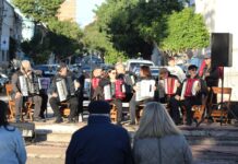 Emprendedores de Salto celebraron el Día de la Madre con feria y música en Plazoleta Roosevelt