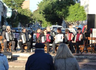 Emprendedores de Salto celebraron el Día de la Madre con feria y música en Plazoleta Roosevelt