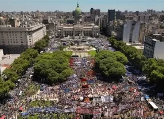 Argentina, entre el desgaste de Milei y los fantasmas del 2001: El peronismo encontró una veta para volver a la disputa política, la defensa de la tierra y la soberanía