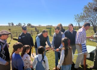 250 kilómetros no fueron distancia: Albisu cumplió su promesa con los gurises de la Escuela 84